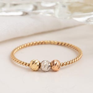 Anel de contas tricolor de ouro maciço – Faixa de corda torcida 14k e 18k com 3 bolas facetadas móveis – Presente exclusivo para ela, joia minimalista