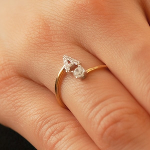 Anillo envolvente con letra inicial de oro de 14 k, delicado anillo envolvente con solitario inicial de oro es un gran regalo para ella, anillo con letra de piedra de nacimiento personalizado.