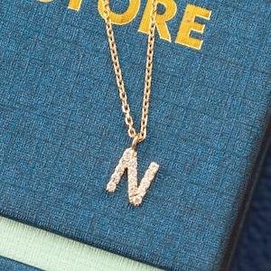 Collar con inicial de diamante en oro macizo de 14 k. Este delicado collar de oro personalizado con inicial es un gran regalo para ella. Regalo de Navidad
