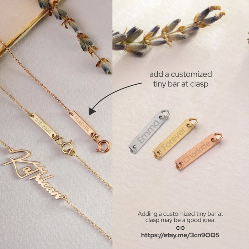 Puede incluir: Collares de oro, plata y oro rosa con colgantes de barra personalizados. Un collar presenta el nombre "Kathleen", mientras que otros muestran fechas y la palabra "Forever". La imagen tambi&eacute;n muestra peque&ntilde;os colgantes de barra con nombres como "Emma" y "Charlotte".