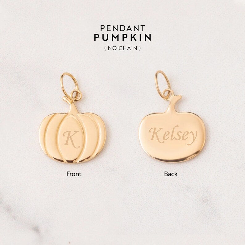 Puede incluir: Colgante de calabaza de color dorado con una inscripci&oacute;n en la parte delantera de la letra "K" y una inscripci&oacute;n en la parte posterior del nombre "Kelsey".