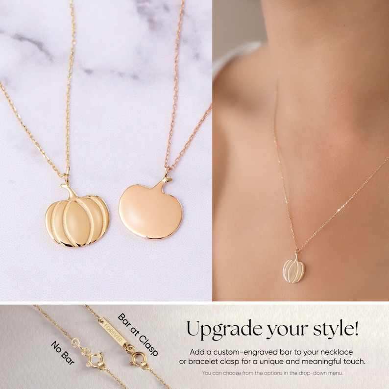 Puede incluir: Dos collares de oro con colgantes de calabaza. Un collar tiene un colgante de calabaza detallado, mientras que el otro tiene un colgante de calabaza liso y s&oacute;lido. Los collares se muestran sobre una superficie blanca y sobre una modelo que lleva el collar.