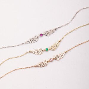 Puede incluir: Tres delicadas pulseras en forma de ala con detalles de piedras preciosas. Las pulseras son en tonos plateado, dorado y oro rosa, cada una con una piedra preciosa de diferente color: rosa, verde y transparente. Las alas est&aacute;n intrincadamente detalladas.