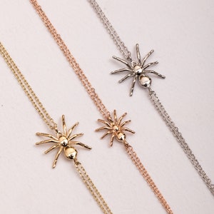 Puede incluir: Tres delicados collares con un dije de araña. Los collares están disponibles en oro, oro rosa y plata.
