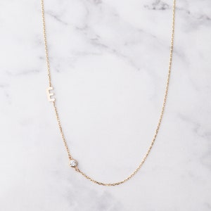 14k solid Gold Diamant erste seitlich Halskette, Benutzerdefinierte Anfangsbuchstabe seitlich Diamant Halskette, erste Halskette personalisieren Geschenk für sie