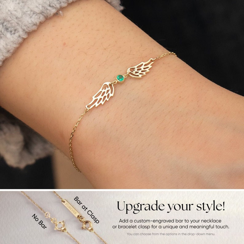 Puede incluir: Pulsera dorada con dise&ntilde;o de alas y una gema verde esmeralda. La pulsera es de estilo cadena y se muestra en una mu&ntilde;eca. La imagen tambi&eacute;n muestra opciones de cierre, una con el texto "FOREVER" grabado.