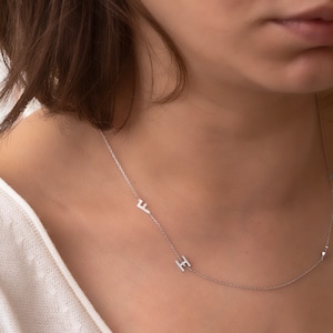 18k Solid Gold seitlich Anfangsgold Halskette, Anfangsbuchstaben Halskette, personalisierte Halskette mit mehreren Buchstaben, personalisieren Brautjungfer Geschenk.