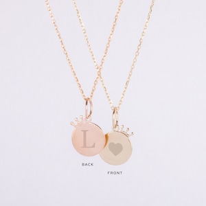 Colar de disco de coroa personalizado em ouro maciço 14K 18K, pingente de disco de coroa de rainha e rei personalizado, pingente de coroa fofo e pequeno, colar de disco gravável
