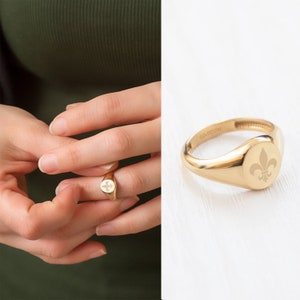 Massieve 14K/18K gouden Fleur de Lis-gegraveerde zegelring, aanpasbare laseremaille aandenkenring, perfect herdenkingscadeau