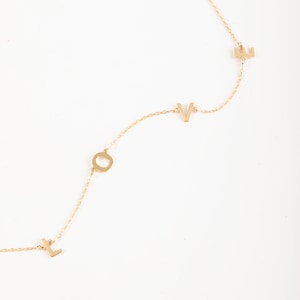 Collar con letra de amor de oro macizo de 14 quilates y 18 quilates, delicado collar de amor de oro amarillo, blanco y rosa, regalo de collar de amor de oro para ella, regalo para novia
