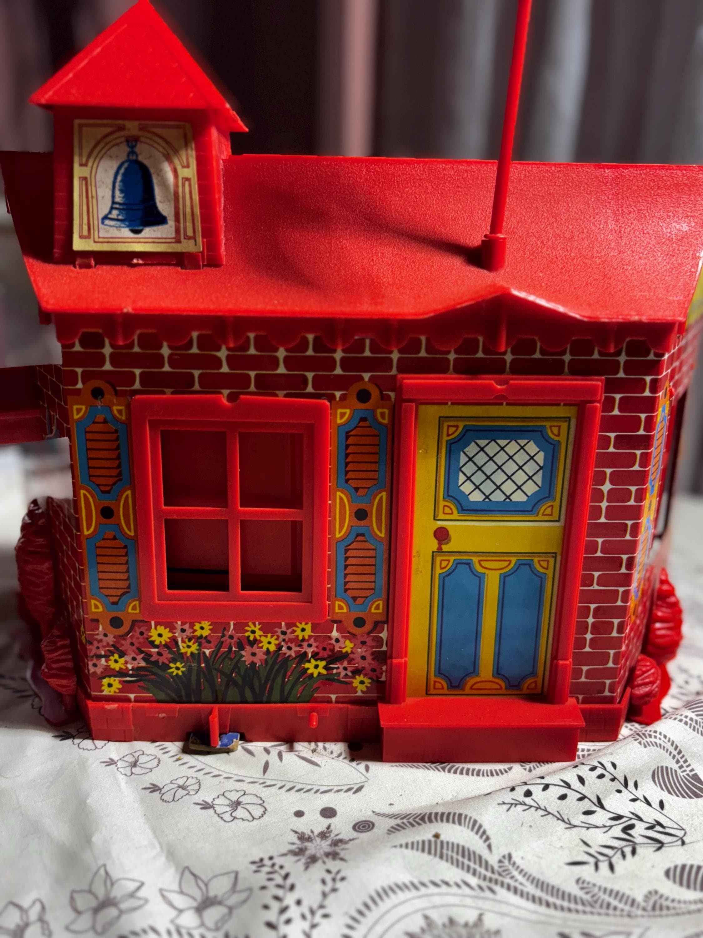 Muñeca pequeña Remco vintage de la década de 1960 con muebles, estilo escuela roja, para jugar a la nostalgia.
