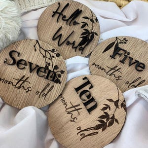 Cartes jalon nouveau-né/cartes jalon bébé/cartes jalon/cartes jalon bébé en bois/cartes jalon bois/plaque nom en bois/panneau rond