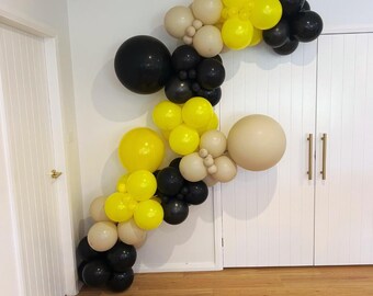 Kit Arche Ballon Anniversaire Noirs Violets avec Ballons Foil Helium