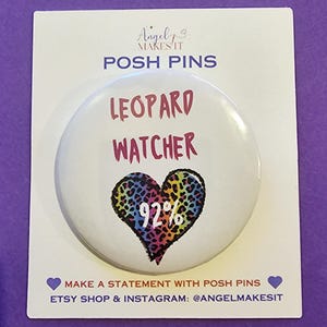 Könnte beinhalten: Ein weißer Knopf mit einem Leopardenherz und dem Text "LEOPARD WATCHER 92%". Der Knopf befindet sich auf einer weißen Karte mit dem Text "Angel MAKES IT POSH PINS" und "MAKE A STATEMENT WITH POSH PINS ETSY SHOP & INSTAGRAM: @ANGELMAKESIT".