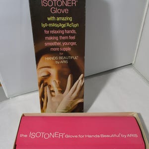 Pode incluir: Caixa de luvas ISOTONER vintage, castanha e dourada, com texto que descreve os benef&iacute;cios do produto. A caixa apresenta o rosto e as m&atilde;os de uma mulher. Uma caixa rosa com as palavras "ISOTONER Glove for Hands Beautiful" tamb&eacute;m &eacute; vis&iacute;vel.