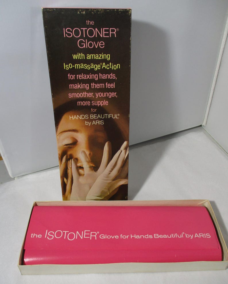 Pode incluir: Caixa de luvas ISOTONER vintage, castanha e dourada, com texto que descreve os benef&iacute;cios do produto. A caixa apresenta o rosto e as m&atilde;os de uma mulher. Uma caixa rosa com as palavras "ISOTONER Glove for Hands Beautiful" tamb&eacute;m &eacute; vis&iacute;vel.