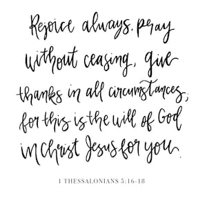 Op de afbeelding: Zwart-witte handgeschreven tekst op een witte achtergrond. De tekst luidt "Verheugt u altijd, bid zonder ophouden, dank in alle dingen; want dat is de wil van God in Christus Jezus voor u." De tekst wordt gevolgd door "1 Thessalonicenzen 5:16-18".