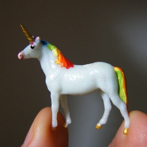Miniature de licorne arc-en-ciel ! Modèle n°5. Figurine de terrarium, diorama de licorne, magie miniature !