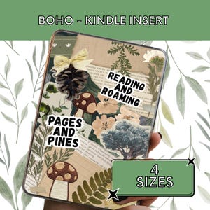 Op de afbeelding: Een Kindle-inzetstuk met een boho-ontwerp. De inzet toont een collage van botanische elementen, waaronder een dennenappel, paddenstoelen en bloemen. De tekst op de inzet luidt "Pages and Pines" en "Reading and Roaming". De inzet is verkrijgbaar in 4 maten.