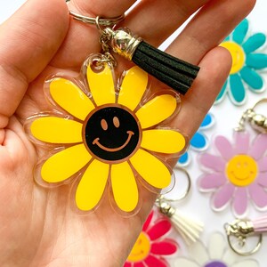 Smiling Daisy Keychain | Daisy Keychain | Smiling Face Keychain | Smile Keychain | Hippie Keychain | Daisy Gift | Bestie Gift | BFF Gift