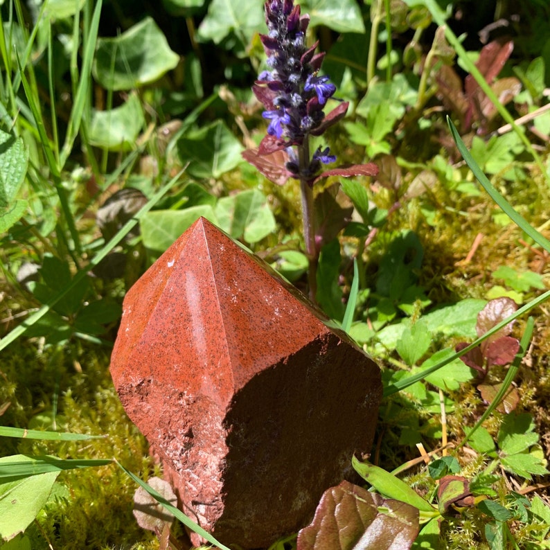 This fire engine red jasper point is raw with a polished tip.

Size:2.5-3 inches