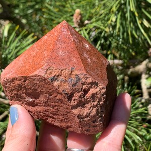 This fire engine red jasper point is raw with a polished tip.

Size:2.5-3 inches