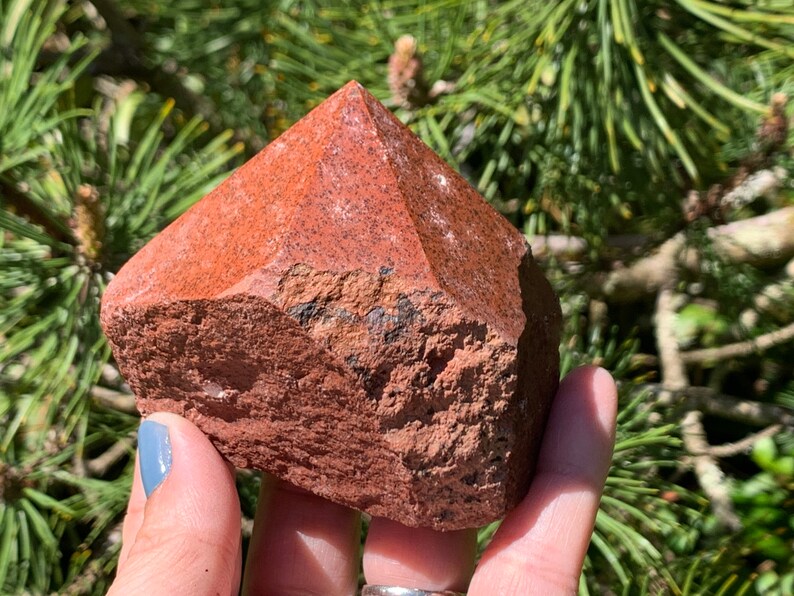 This fire engine red jasper point is raw with a polished tip.

Size:2.5-3 inches