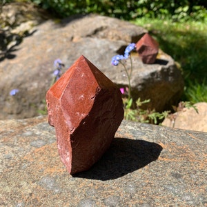 This fire engine red jasper point is raw with a polished tip.

Size:2.5-3 inches