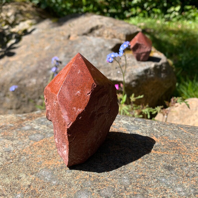 This fire engine red jasper point is raw with a polished tip.

Size:2.5-3 inches