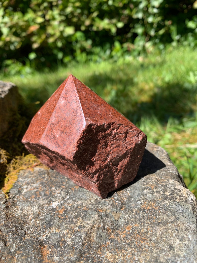 This fire engine red jasper point is raw with a polished tip.

Size:2.5-3 inches