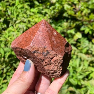 This fire engine red jasper point is raw with a polished tip.

Size:2.5-3 inches