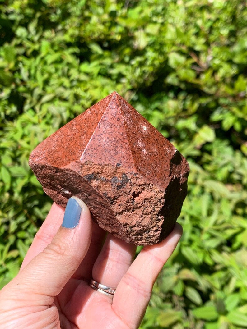 This fire engine red jasper point is raw with a polished tip.

Size:2.5-3 inches