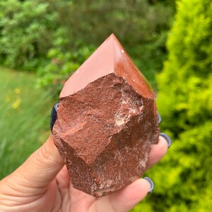 This fire engine red jasper point is raw with a polished tip.

Size:2.5-3 inches
