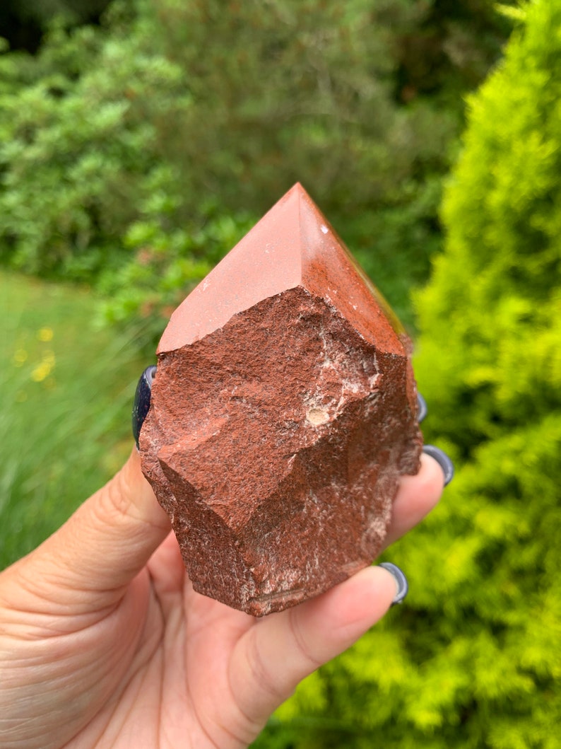 This fire engine red jasper point is raw with a polished tip.

Size:2.5-3 inches