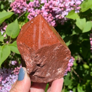 This fire engine red jasper point is raw with a polished tip.

Size:2.5-3 inches