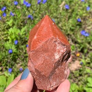 This fire engine red jasper point is raw with a polished tip.

Size:2.5-3 inches
