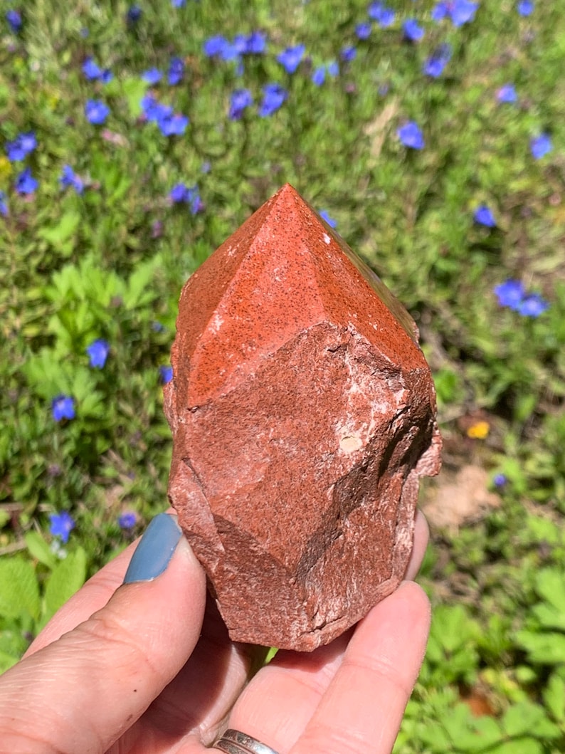 This fire engine red jasper point is raw with a polished tip.

Size:2.5-3 inches
