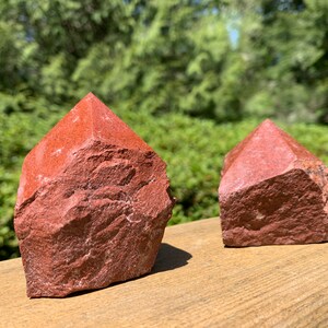 This fire engine red jasper point is raw with a polished tip.

Size:2.5-3 inches