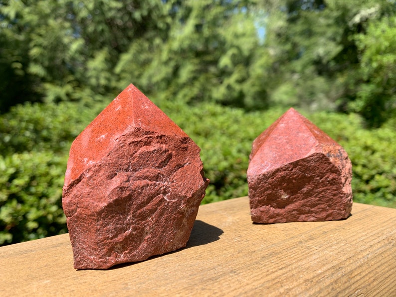 This fire engine red jasper point is raw with a polished tip.

Size:2.5-3 inches