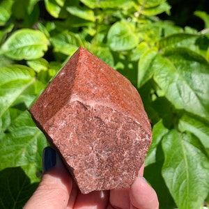 This fire engine red jasper point is raw with a polished tip.

Size:2.5-3 inches