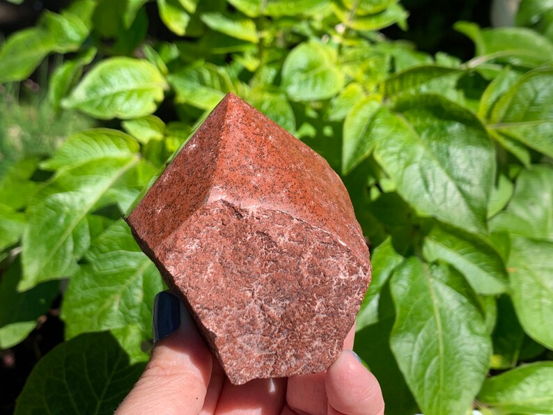 This fire engine red jasper point is raw with a polished tip.

Size:2.5-3 inches