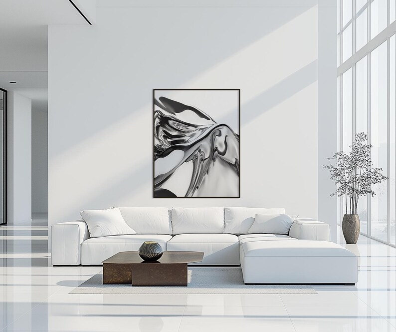Pode incluir: Impress&atilde;o de arte abstrata em preto e branco em uma moldura preta. A obra de arte apresenta formas girat&oacute;rias e l&iacute;quidas. A impress&atilde;o est&aacute; pendurada acima de um sof&aacute; seccional branco em uma sala de estar moderna. Uma mesa de centro marrom escuro e um vaso decorativo est&atilde;o em frente ao sof&aacute;.