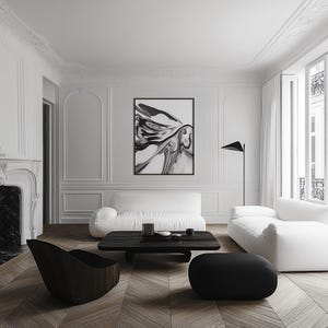 Pode incluir: Uma sala de estar moderna com sof&aacute;s brancos, uma mesa de centro preta e uma cadeira preta. Uma obra de arte abstrata em preto e branco est&aacute; pendurada na parede. O quarto tem pisos de madeira e um candeeiro de p&eacute; preto.