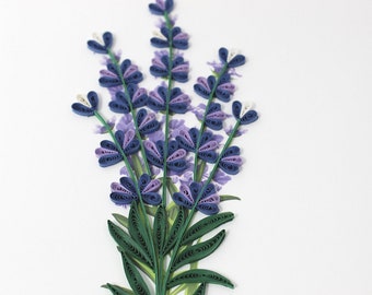 Könnte beinhalten: Eine Nahaufnahme eines Papierquilling-Kunstwerks, das einen Strauß Lavendelblüten darstellt. Die Blüten sind aus blauem und violettem Papier gefertigt, die Stiele sind grün.