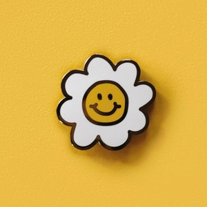 Smiley Face Daisy Flower Enamel Pin