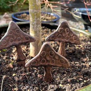 Set of 3 Metal Iron Mushroom Plant Pot Stakes - Indoor Outdoor House Gift Decoration