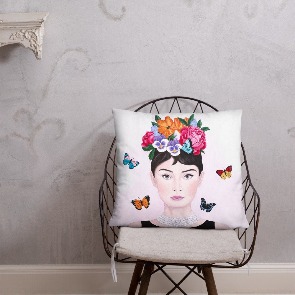 Coussin Audrey Hepburn Portrait Femme Américain avec Fleurs et Papillon Pour Décoration Maison Salle