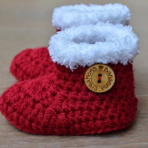Christmas pregnancy announcement- Christmas baby booties - red baby shoes - crochet baby booties -new baby gift - baby shower gift - Santa