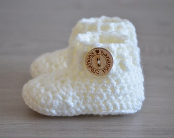 Off white crochet baby booties - Neutral baby - Christmas pregnancy announcement  - Crochet baby shoes - White baby - baby gift