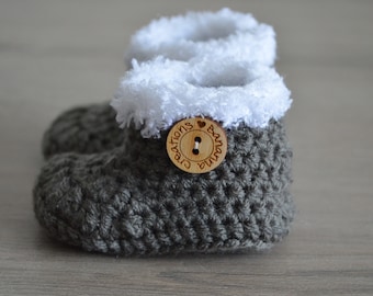 Crochet baby booties - Dark gray and white baby shoes - pregnancy announcement winter - Crochet baby shoes - neutral gift baby - new baby